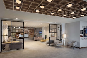 Lobby - DoubleTree by Hilton Battle Creek (Battle Creek)