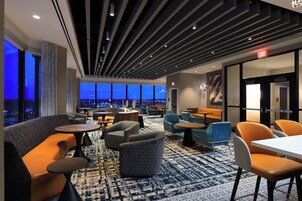 2 restaurantes; se sirve desayuno, almuerzo y cena; cocina americana