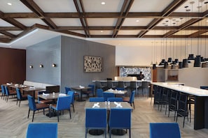 2 か所のレストラン、朝食、ランチ、ディナーに営業 (アメリカ料理)