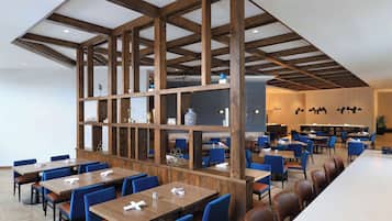 2 restaurantes: opção de café da manhã, almoço e jantar