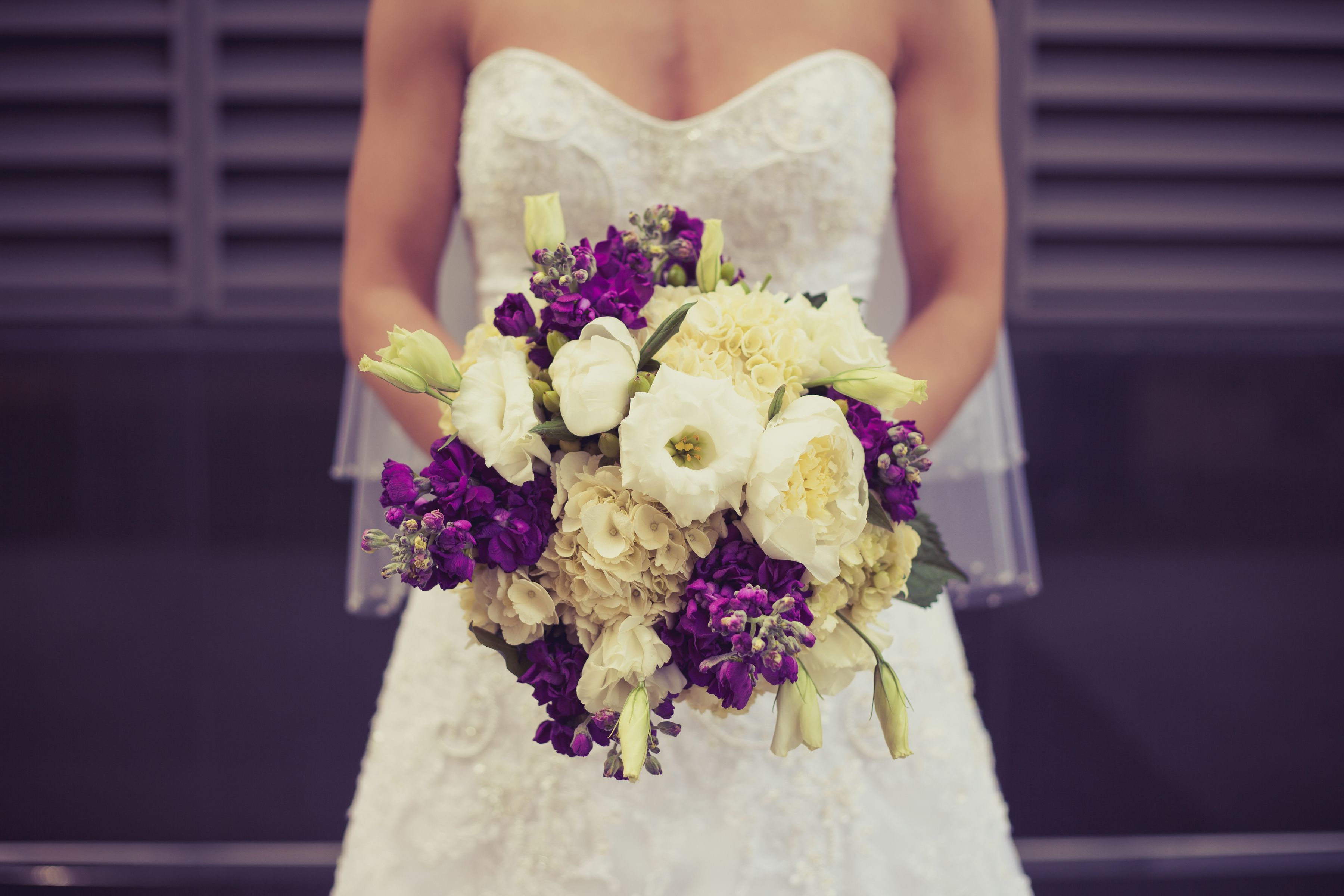 Une personne tenant un bouquet de fleurs.