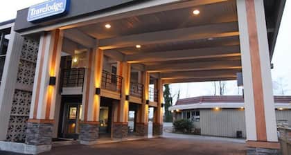 Travelodge by Wyndham Vancouver Lions Gate
