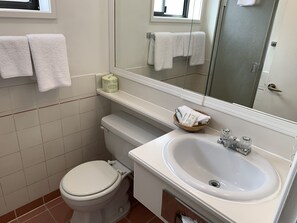 Habitación estándar, 1 cama King size, para no fumadores, refrigerador y microondas | Baño | Tina con regadera, amenidades de baño gratuitas, secadora de cabello 