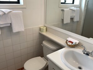 Habitación estándar, 2 camas Queen size, para no fumadores, refrigerador y microondas | Baño | Tina con regadera, amenidades de baño gratuitas, secadora de cabello