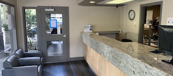 Travelodge by Wyndham Vancouver Lions Gate