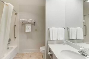 Ensemble douche/baignoire, douche hydromassante, serviettes fournies