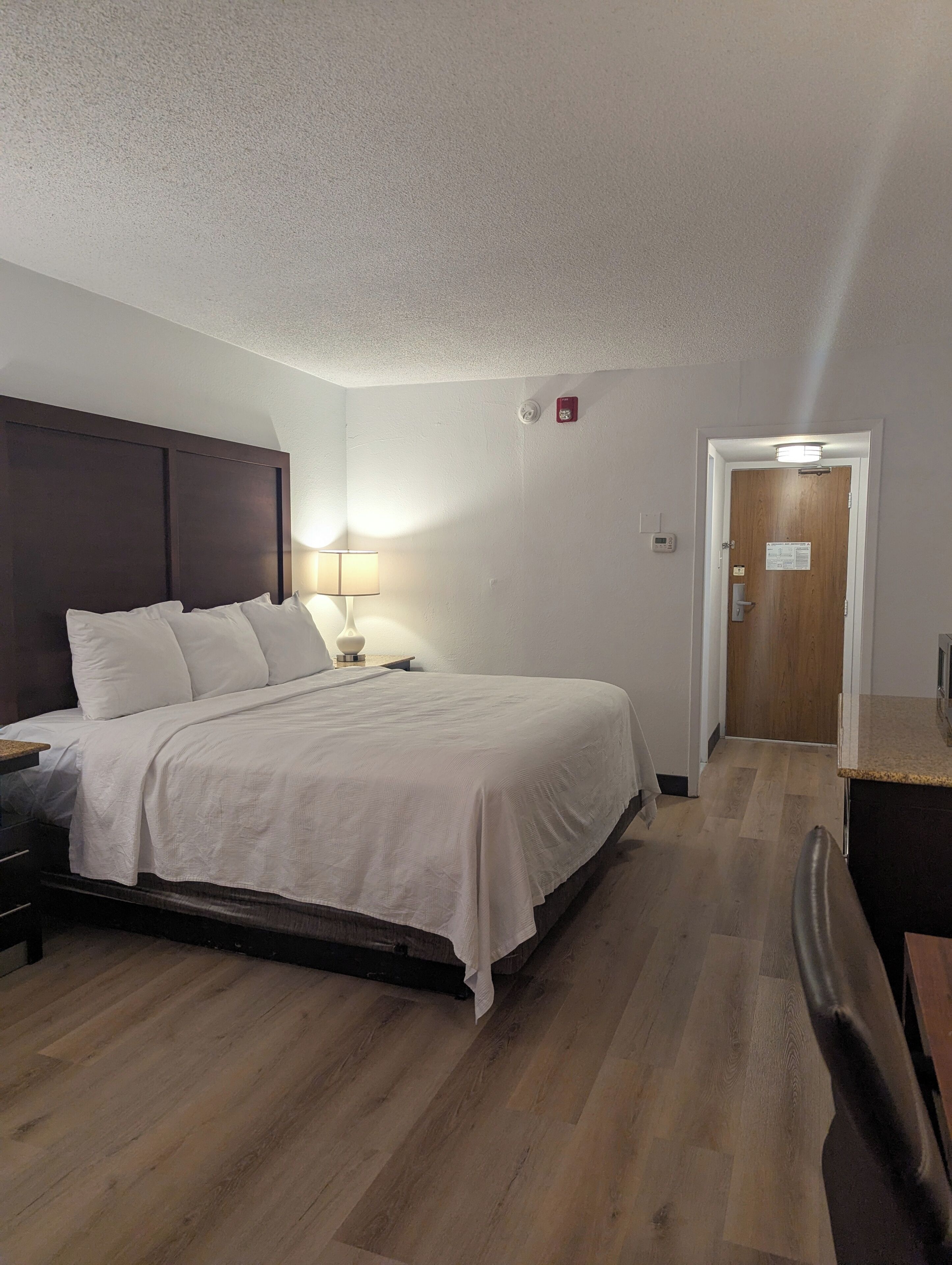 Standard Room, 1 King Bed | Desk, iron/ironing board, free WiFi, bed sheets