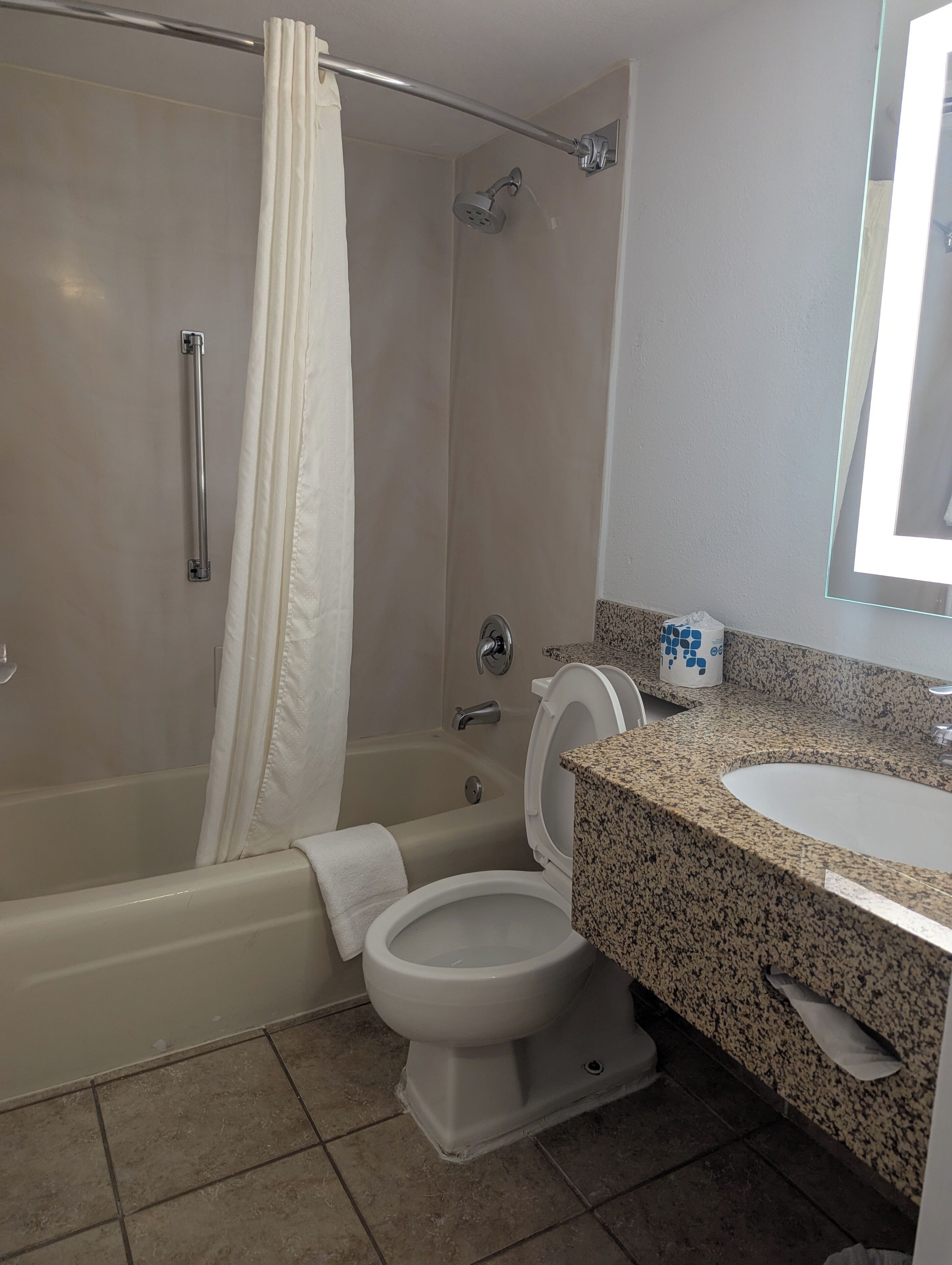 Standard Room, 1 King Bed | Bathroom | Combined shower/tub, free toiletries, towels