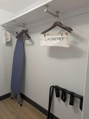 Desk, iron/ironing board, free WiFi, bed sheets - Plaza Hotel Denver (Denver)