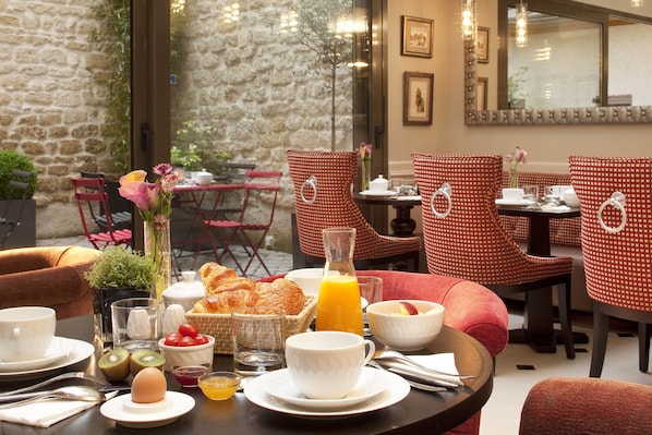 Se ofrece un desayuno bufé (17 EUR por persona)