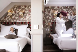 Habitación cuádruple | Ropa de cama de alta calidad, minibar, caja fuerte y escritorio