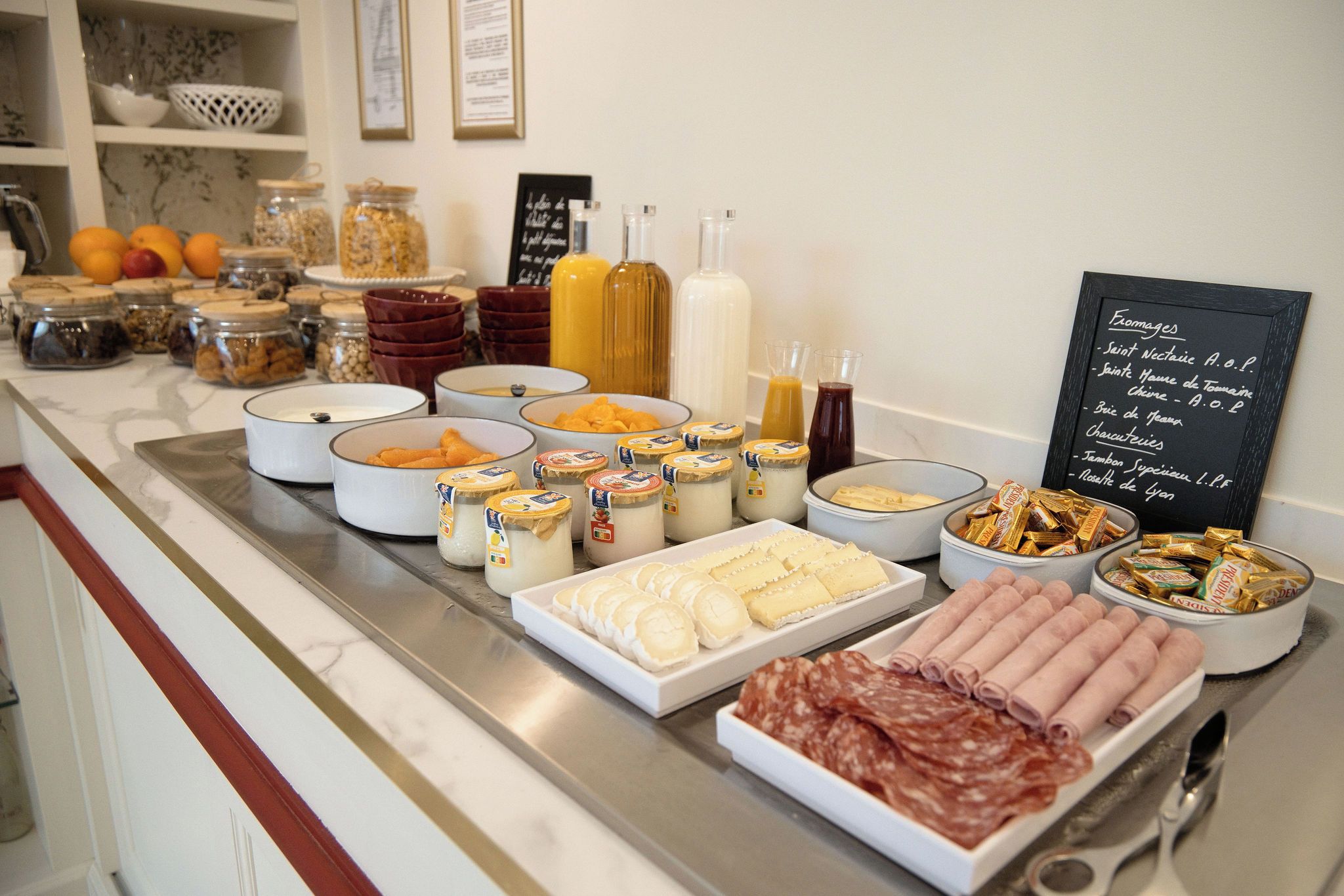 Een rijkelijk gevulde buffet met diverse gerechten en sauzen.