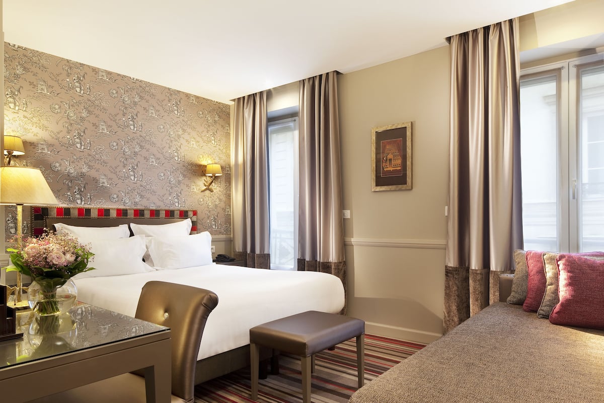 Triple Room | Premium bedding, minibar, in-room safe, desk