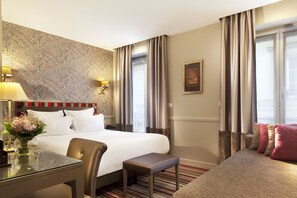 Triple Room | Premium bedding, minibar, in-room safe, desk - Hôtel des Comédies (Paris)