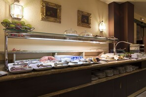 Tägliches Frühstücksbuffet (12.00 EUR pro Person)