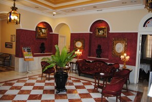 Coin salon dans le hall