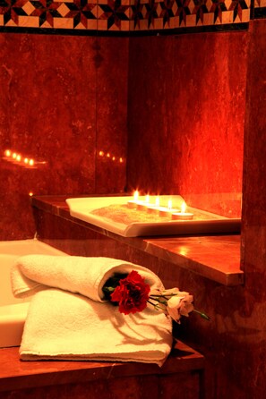 Bathtub, free toiletries, hair dryer, bidet - Hotel Cervantes (Seville)