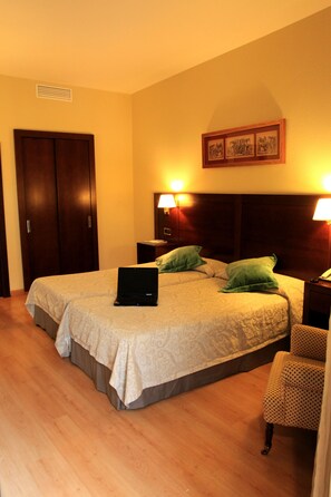 Ropa de cama de alta calidad y minibar 