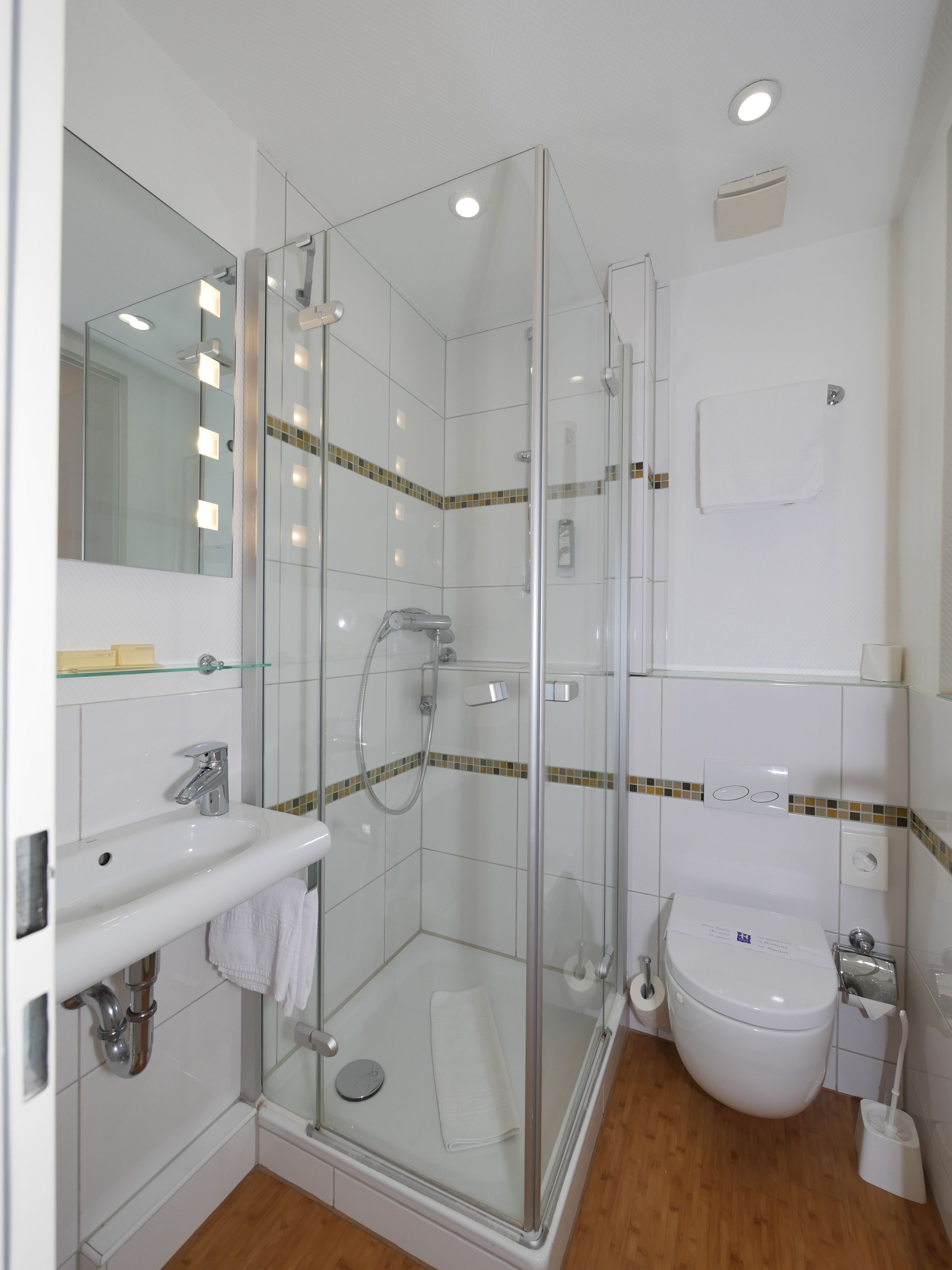 standard single room | bathroom | shower, free toiletries, hair dryer, towels