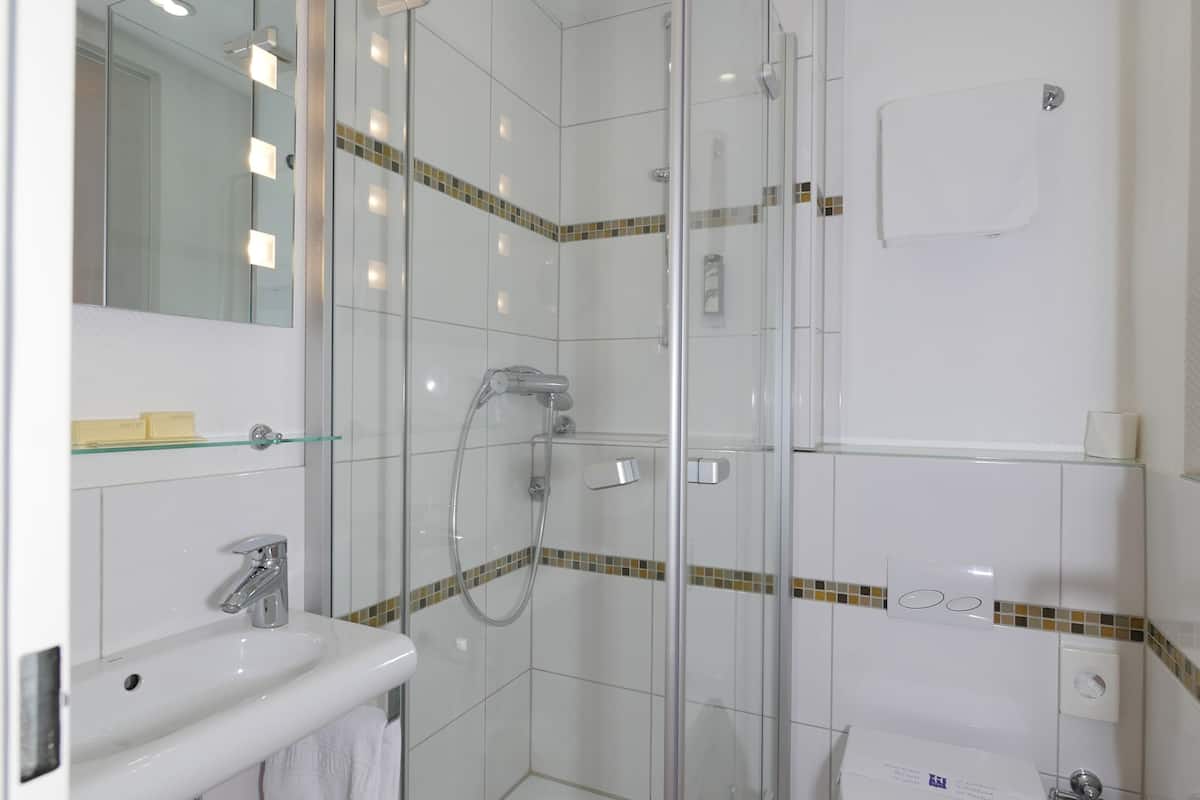 standard single room | bathroom | shower, free toiletries, hair dryer, towels