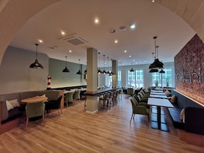 Tägliches Frühstücksbuffet (16.50 EUR pro Person)