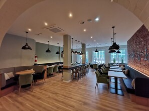 Tägliches Frühstücksbuffet (16.50 EUR pro Person)