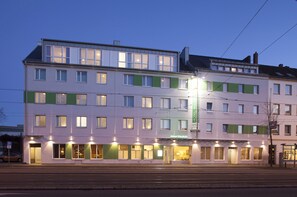 Fassade der Unterkunft – Abend/Nacht