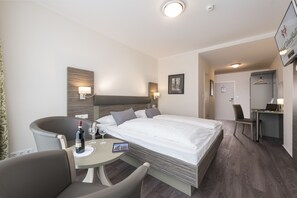 Hypo-allergenic bedding, desk, laptop workspace, blackout drapes - Hotel Westfalia (Bremen)