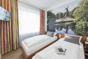 Hypo-allergenic bedding, desk, laptop workspace, blackout drapes - Hotel Westfalia (Bremen)