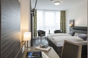 Hypo-allergenic bedding, desk, laptop workspace, blackout drapes - Hotel Westfalia (Bremen)