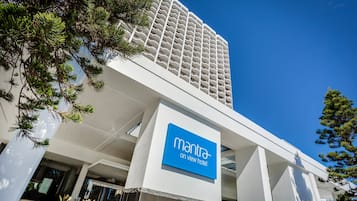 Un hotel moderno con un letrero destacado que dice "mantra on view hotel".