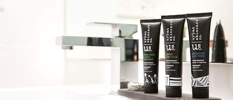 Tre confezioni di prodotti Urban Skincare su un ripiano del bagno.