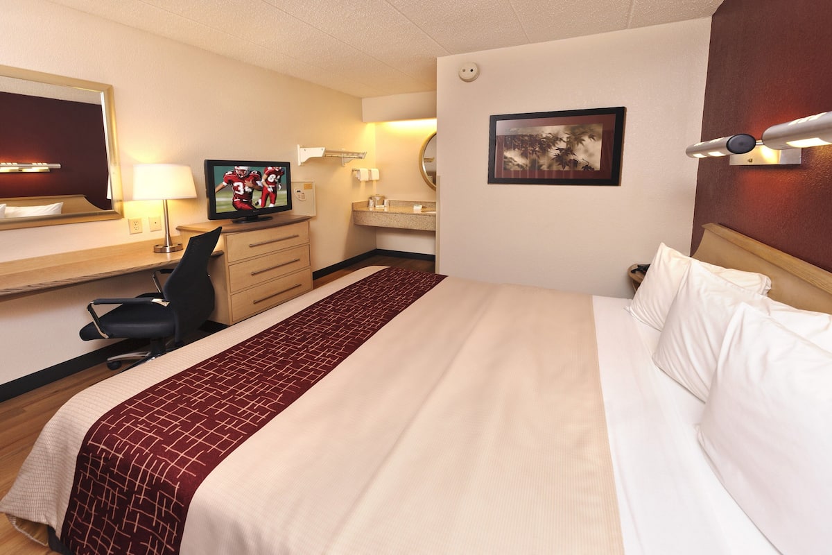 Standard Room, 1 King Bed (Smoke Free) | In-room safe, desk, blackout drapes, free cribs/infant beds