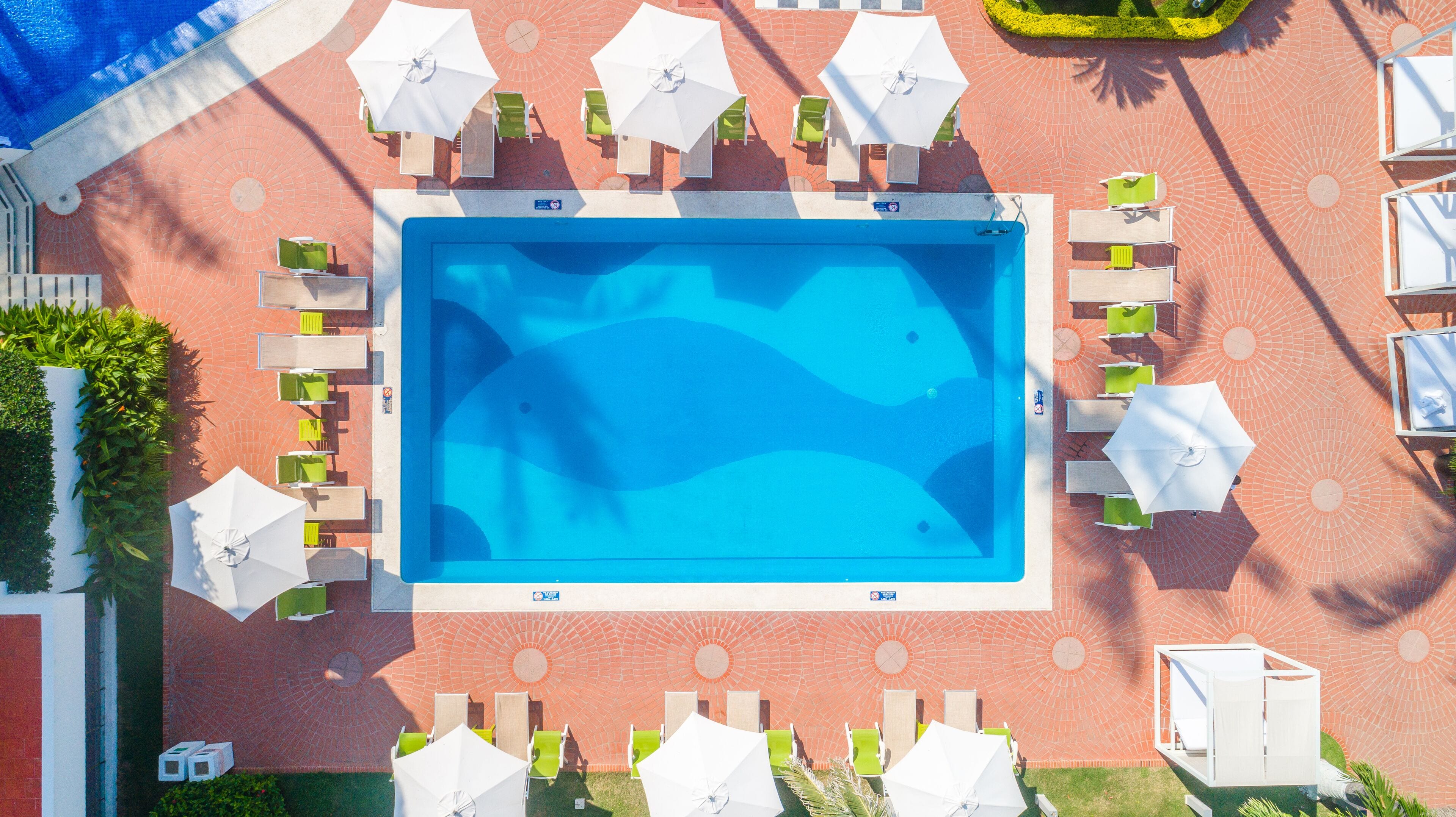 2 hồ bơi ngoài trời, dù/ô trên bãi biển/hồ bơi, ghế dài tắm nắng 