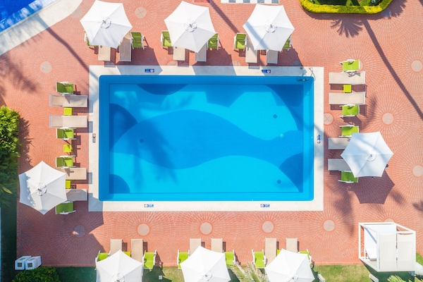 2 piscines extérieures, parasols de plage, chaises longues