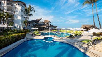 2 hồ bơi ngoài trời, dù/ô trên bãi biển/hồ bơi, ghế dài tắm nắng