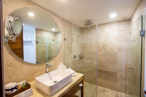 Deluxe Ocean View King Bed | Baño | Regadera, regadera tipo lluvia, amenidades de baño gratuitas 