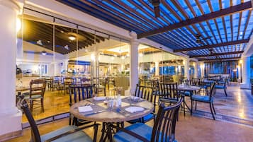 3 restaurants, breakfast, lunch, dinner served; international cuisine