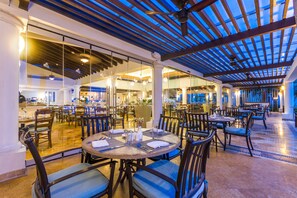 3 restaurants, breakfast, lunch, dinner served; international cuisine