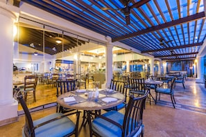 3 restaurants, breakfast, lunch, dinner served; international cuisine