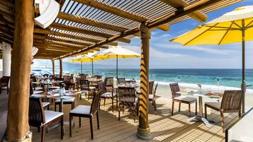 3 nhà hàng, phục vụ bữa sáng, bữa trưa, món ăn mang phong cách quốc tế