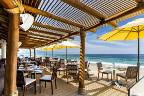 3 restaurants; breakfast, lunch and dinner served 