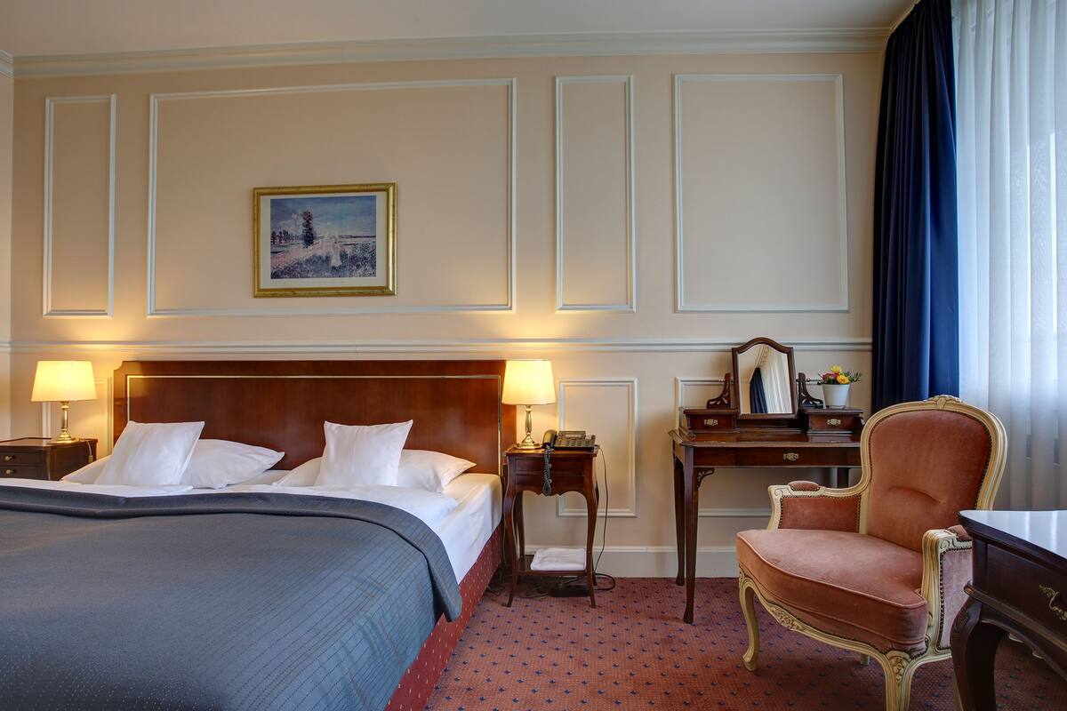 Hypo-allergenic bedding, in-room safe, desk, blackout curtains
