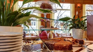 3 restaurants; breakfast, lunch, dinner, and brunch served - Centro Hotel Bristol (Bonn)