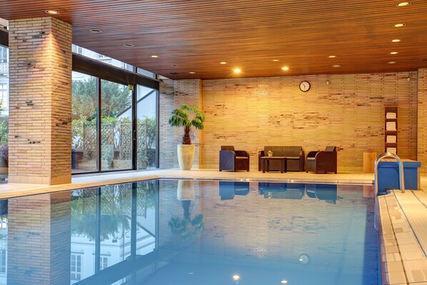 Una piscina cubierta, una piscina al aire libre