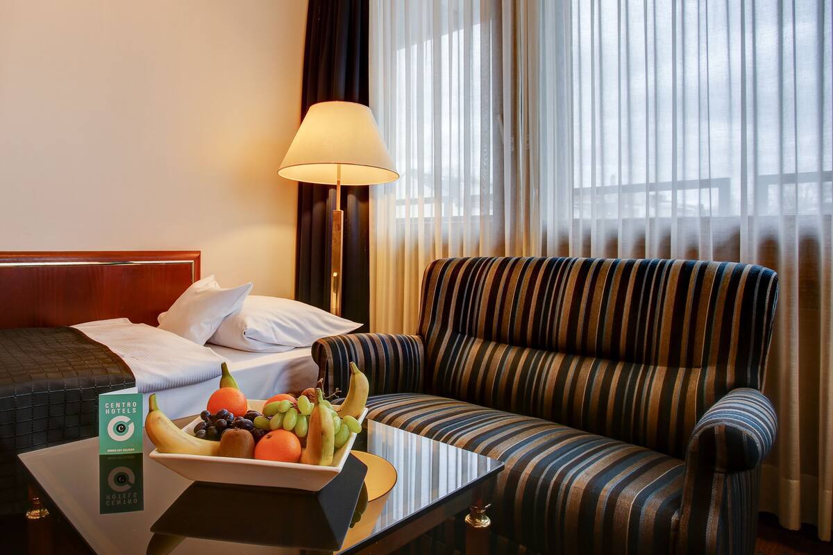 Hypo-allergenic bedding, in-room safe, desk, blackout curtains