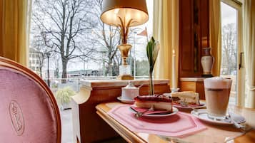 3 restaurants, breakfast, lunch, dinner served; international cuisine