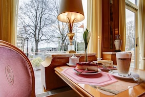 3 restaurantes, se sirven desayunos, comidas y cocina internacional