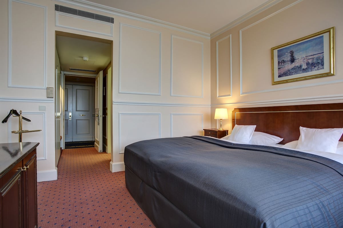 Hypo-allergenic bedding, in-room safe, desk, blackout curtains