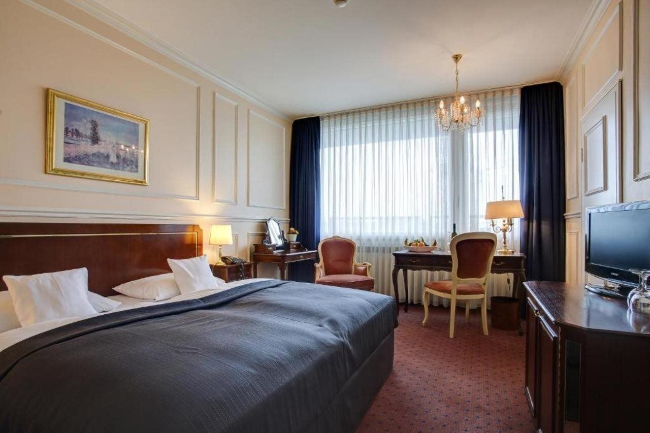 ملاءات للفراش لا تسبب الحساسية وخزنة داخل الغرفة ومكتب وستائر تعتيم